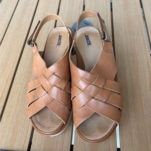 Earth Women's Tan 8 Leather platform Sandals